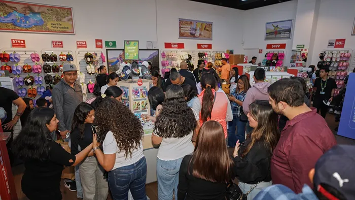 Vista interior de la tienda de calzado Crocs durante la jornada de ofertas del Buen Fin