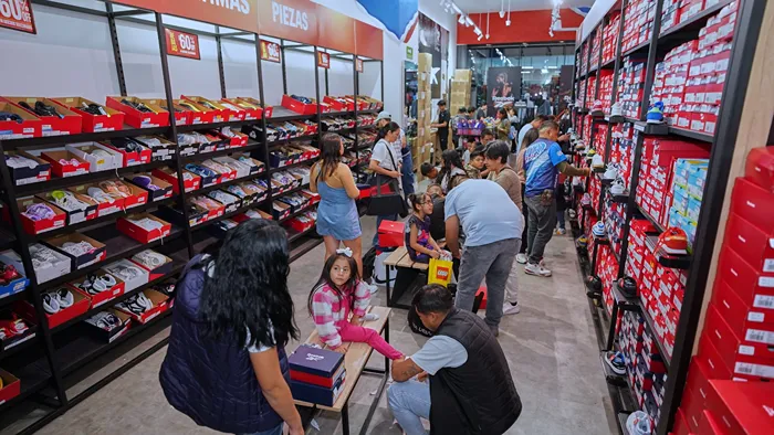 Familias disfrutando de los descuentos y el ambiente festivo en Outlet Puebla Premier