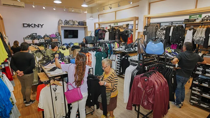 Tienda DKNY mostrando sus mejores promociones para el Buen Fin 2025