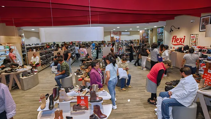 Clientes probándose calzado en Flexi aprovechando los precios bajos del outlet