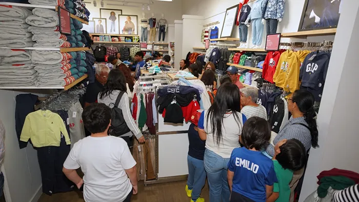 Interior de la tienda GAP iluminada durante las ventas nocturnas del Buen Fin