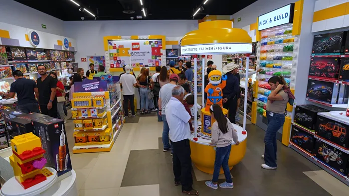 Carteles de oferta en la entrada de la tienda LEGO de Puebla Premier