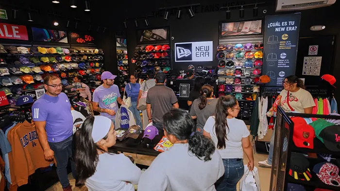 Exhibición de gorras New Era con precios especiales de temporada en el outlet