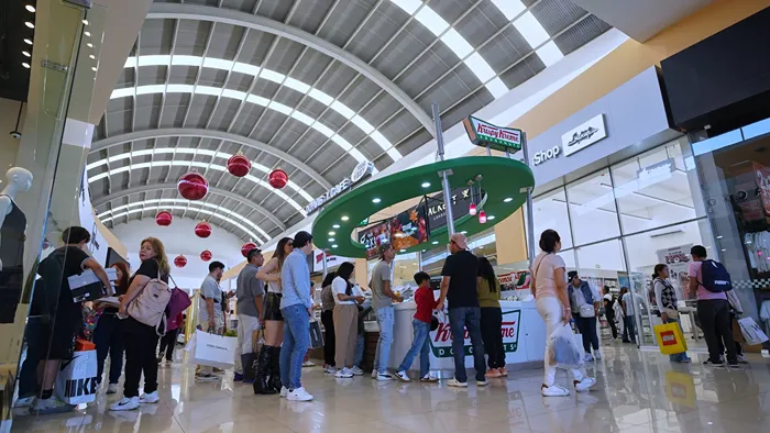 Recorrido por los pasillos exteriores de Outlet Puebla Premier durante un día de ventas