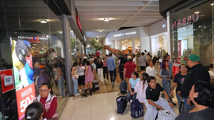 Ambiente concurrido en los pasillos principales de las tiendas de lujo