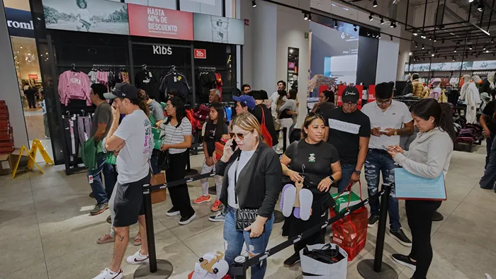 Flujo constante de personas caminando entre tiendas en la plaza Premier