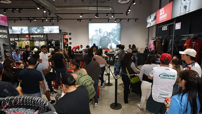 Puma Store destacando en el centro comercial durante las rebajas