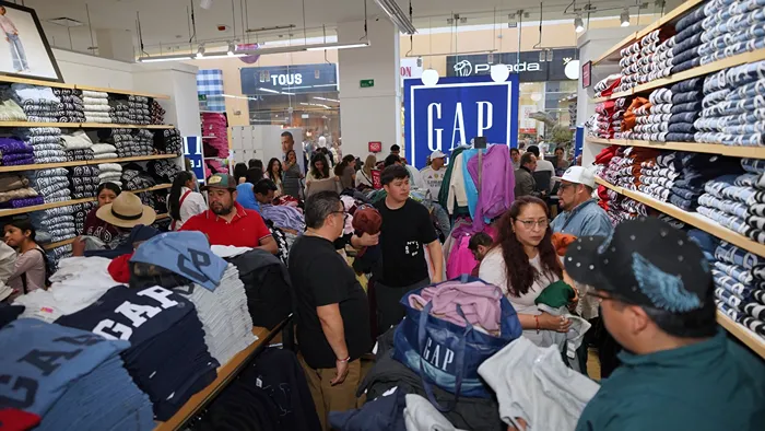 Fachada principal de GAP invitando a los clientes a conocer sus ofertas del Buen Fin
