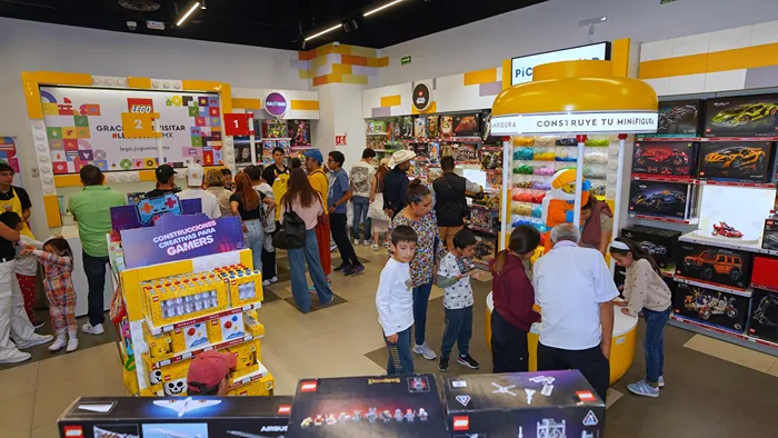 Escaparate de la tienda LEGO atrayendo a las familias durante el evento