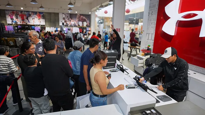 Fachada de Under Armour Store lista para recibir a los compradores de la edición 2025