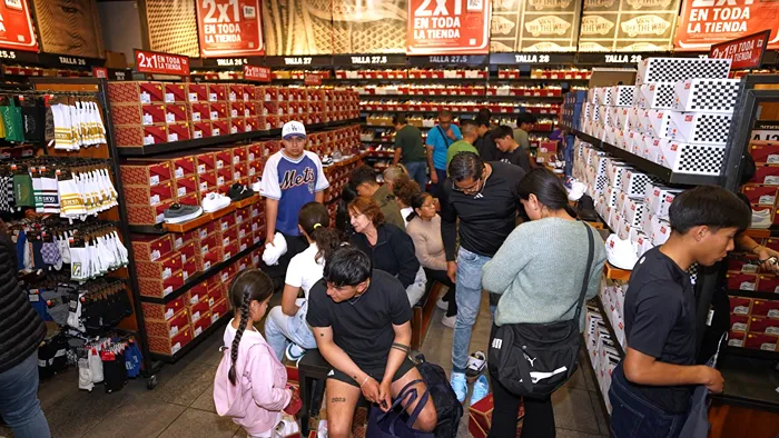 Muestra de calzado variado disponible con las mejores promociones de la plaza
