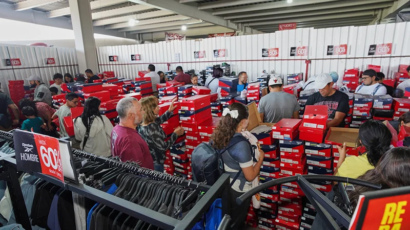 Las personas compran tenis con descuento en la Venta de Estacionamiento Outlet