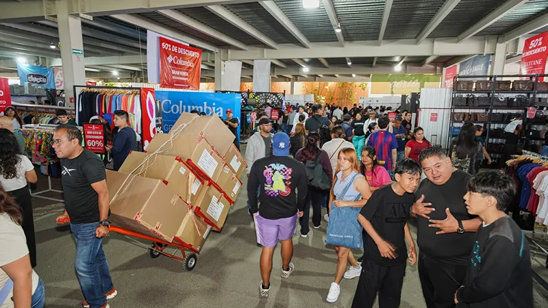 La gente compra con descuentos en ropa y calzado en Venta de Estacionamiento Outlet