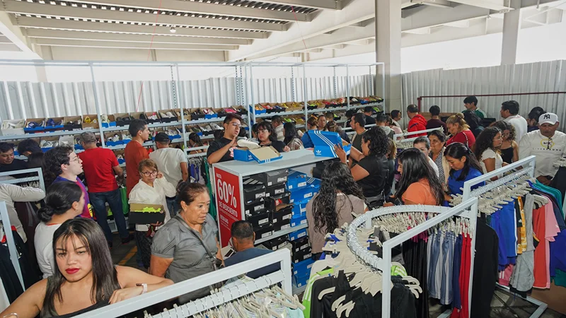 Las personas aprovechan descuentos en Venta de Estacionamiento Outlet