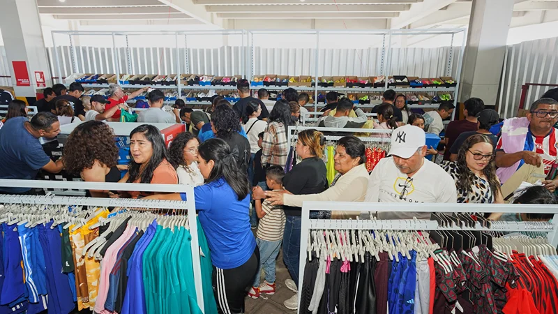La gente aprovecha y compra ropa barata con descuento en Venta de Estacionamiento Outlet Puebla