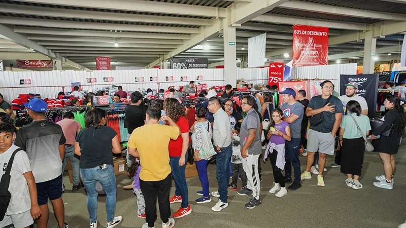 Personas formadas haciendo fila para comprar en la Venta de Estacionamiento Outlet