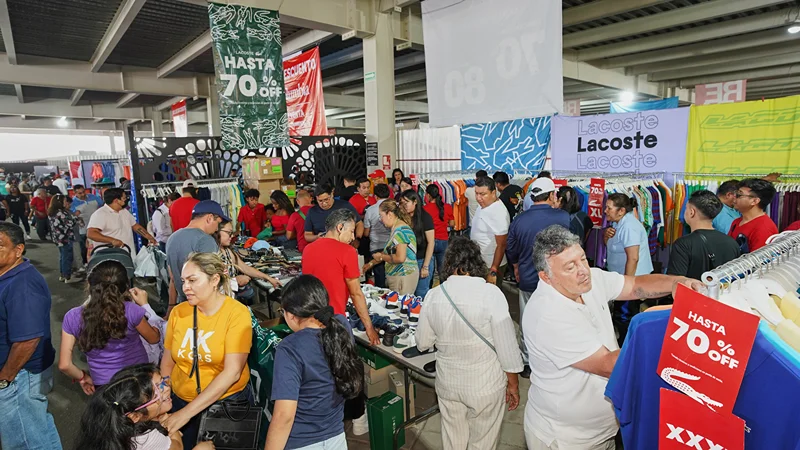 Ropa, calzado y accesorios con descuento en la Venta de Estacionamiento Outlet