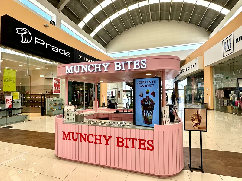 Munchy Bites Toppings con fresas en centro comercial Outlet Puebla Premier