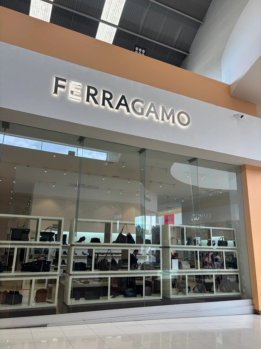 Tienda Ferragamo centro comercial Outlet Puebla Premier