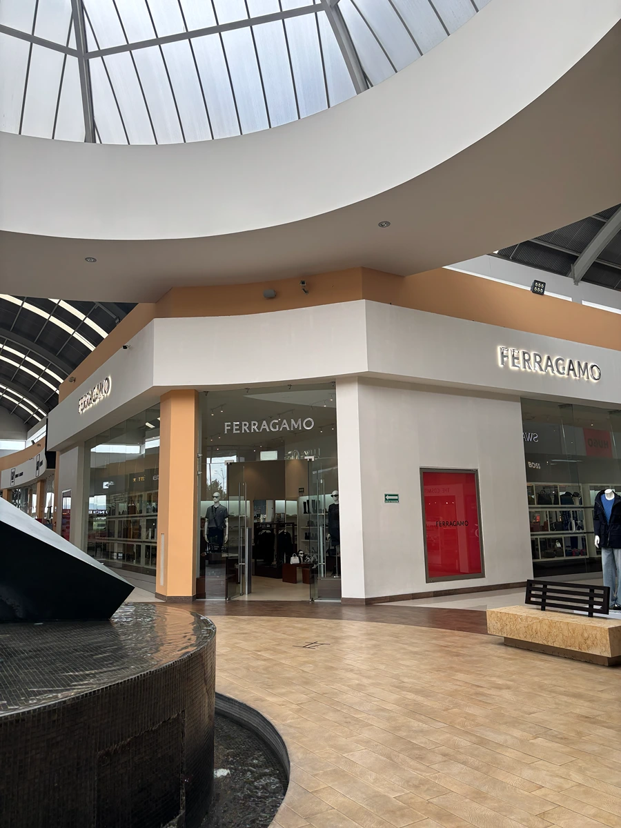 Tienda Ferragamo plaza Outlet Puebla Premier