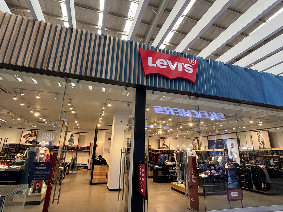 Tienda Levis en plaza Outlet Puebla Premier