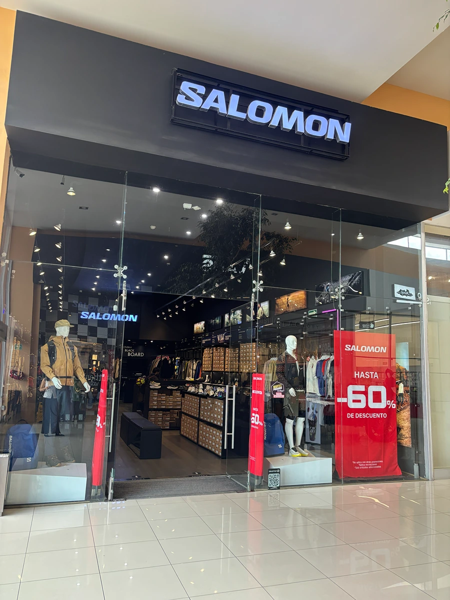 Tienda Salomon en plaza Outlet Puebla Premier
