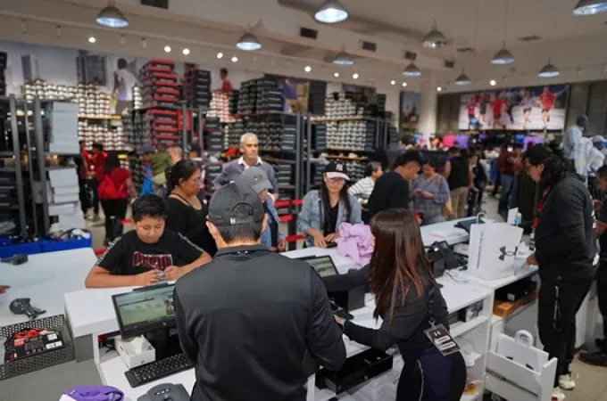 Ambiente en el interior de Under Armour con estantes llenos de ofertas