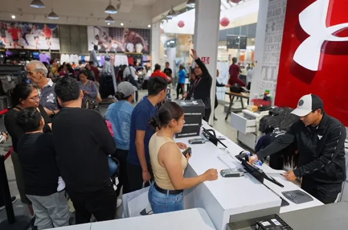 Fachada de Under Armour Store lista para recibir a los compradores de la edición 2025