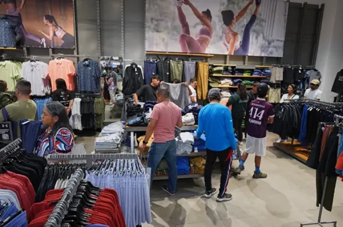 Interior de Under Armour anunciando sus promociones de temporada