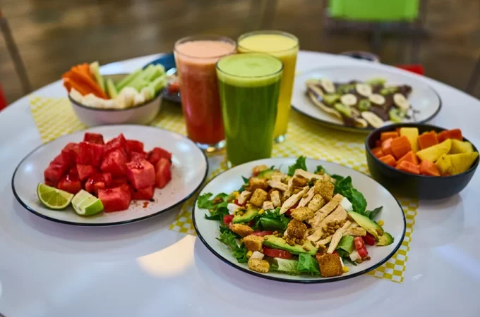 Ensalada y jugos en restaurante Fresh