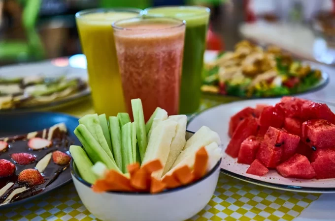 Menú de jugos y ensaladas en restaurante Fresh