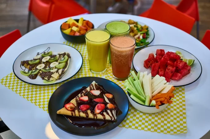 Menú servido en la mesa de restaurante Fresh