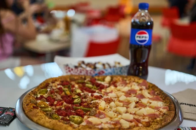 Pizza con refresco en Domino's Pizza