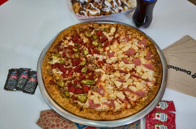 Deliciosa Pizza en Domino's Pizza Outlet