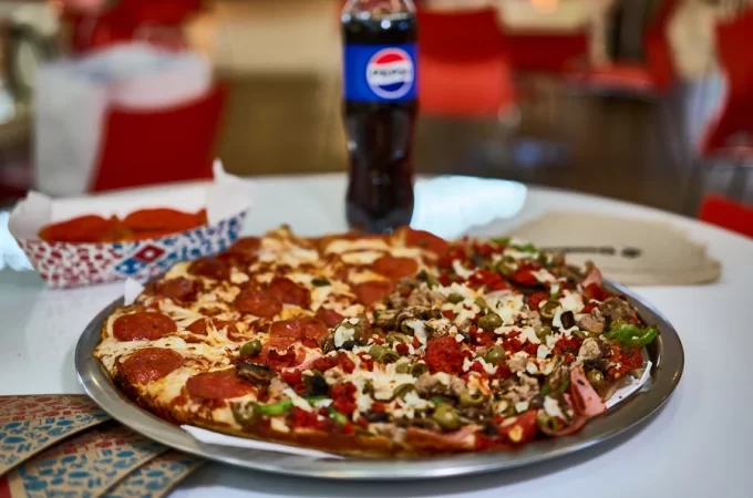 Pizza con refresco y papas en Domino's Pizza
